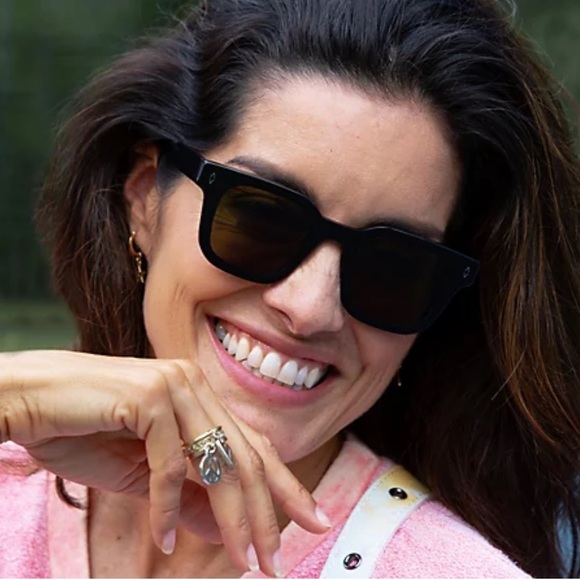 PEACE LOVE WORLD Reflective San Marino Sunglasses Black - Picture 3 of 16